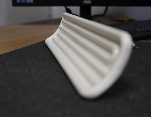 Keraminis išlenktos infraraudonųjų spindulių šildymo elementas